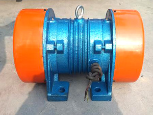 利用轴及偏心块高速旋转产生的离心力得到激振力